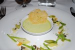 Pannacotta på bondbönor med vårsallad, tryffel och pecorino