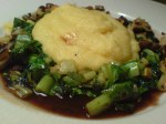 Polenta med rödvinsreduktion, blandsvamp & fräst&nbsp;romansallad