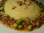 Polenta med tomatås och vitlöksfrästa&nbsp;sojabönor