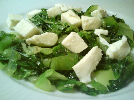 olivoljefräst isbergssallad med mozzarella