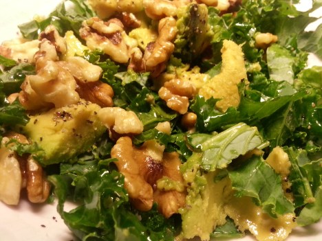 Grönkål- och avokadosallad med valnötter