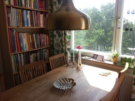 Matbord och stolar på plats 1