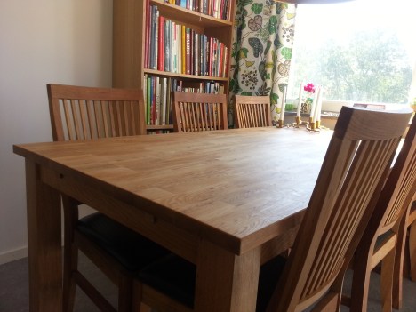 Matbord och stolar på plats