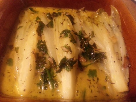 ugnsbakade-endiver-med-timjan-bladpersilja-apelsinjuice-vitlok-och-smor